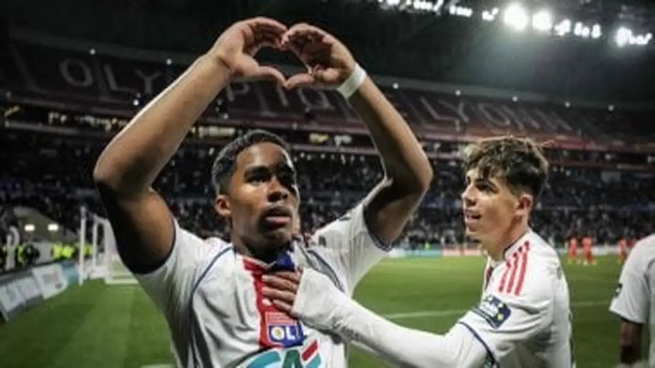 أومتيتي يهاجم تصرفات إندريك عقب تعادل أولمبيك ليون أمام باريس سان جيرمان